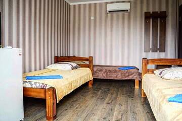 Фото номера Стандартный трехместный номер Мини-отель Пансионат Rich г. Железный Порт 5