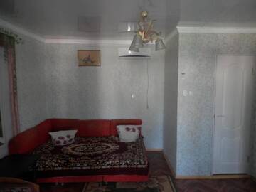Фото номера Трехместный номер с основными удобствами и общей ванной комнатой Гостевой дом У ЛЮБАШИ г. Железный Порт 4